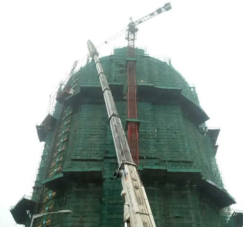 瓮安吊车在工地上作业